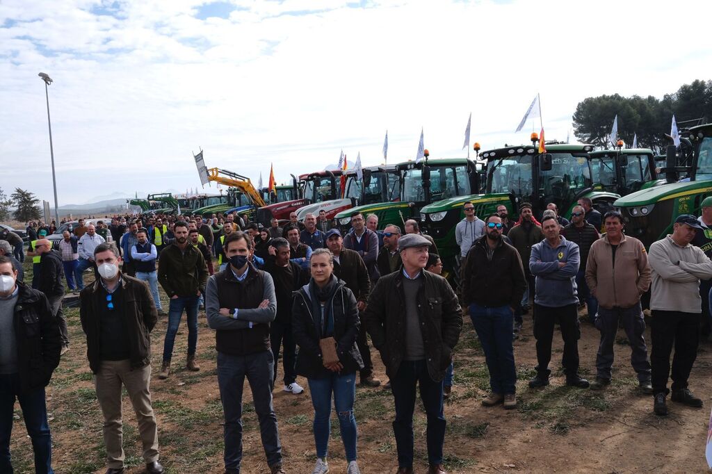 Las fotos de la protesta de agricultores con tractores en la A92, en Antequera