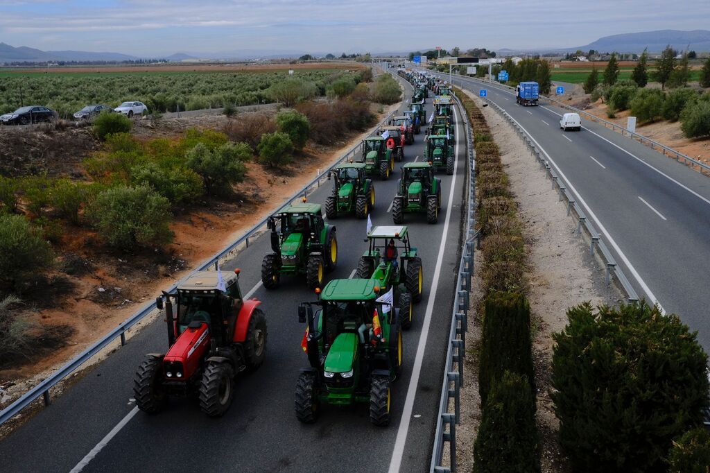 Las fotos de la protesta de agricultores con tractores en la A92, en Antequera