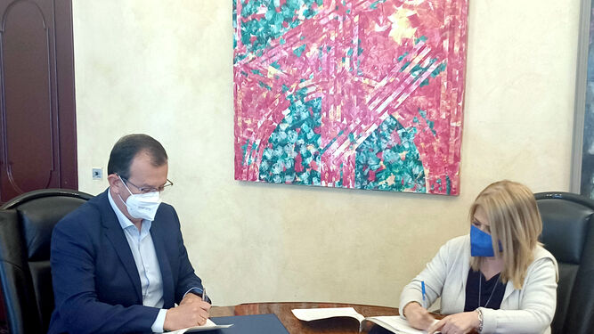 Salvador Caro y Mamen Sánchez firman el convenio de colaboración entre Capital Energy y el Ayuntamiento jerezano.