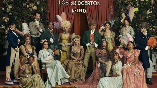 Famosos posan con vestuario original de la serie 'Los Bridgerton'.