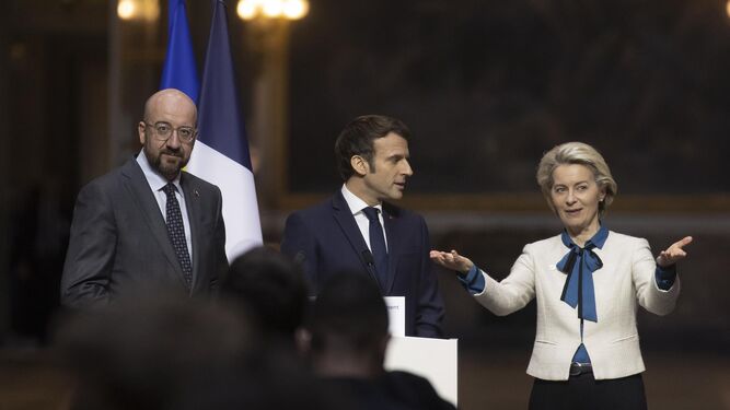 El presidente del Consejo Europeo, Charles Michel, el presidente francés Emmanuel Macron y la presidenta de la Comisión Europea, Ursula von der Leyen