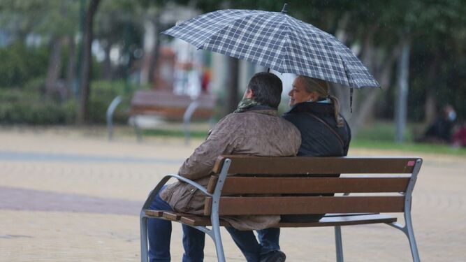 Dos personas bajo un paraguas en Málaga