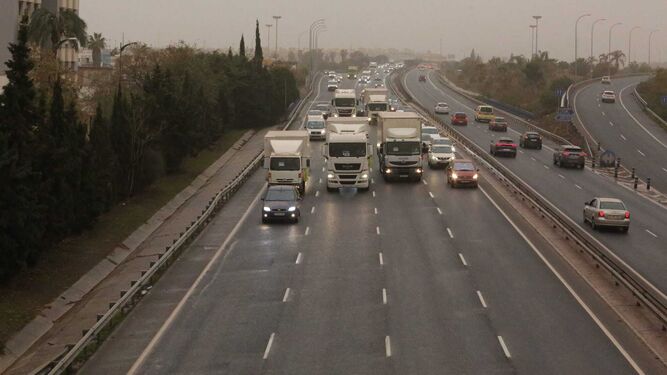 Varios camiones, esta tarde, generando retenciones en la entrada a Málaga en la A-357.