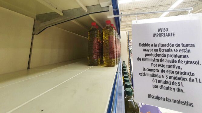 Un cartel en un supermercado de Málaga avisando del límite en el aceite de girasol.