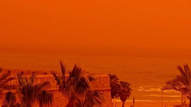 Estos son los peligros que puede causar la nube de polvo del Sáhara para la salud