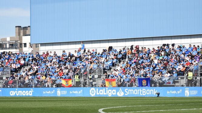 La afición del Fuenla en su estadio.