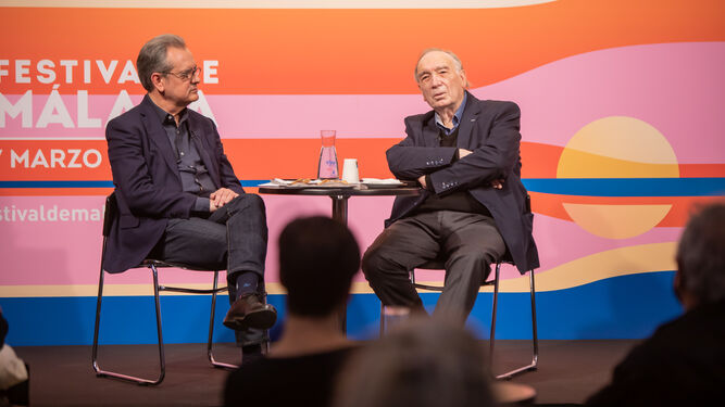 Juan Antonio Vigar y Fernando Méndez-Leite charlan en la presentación del libro 'Biznagas'.