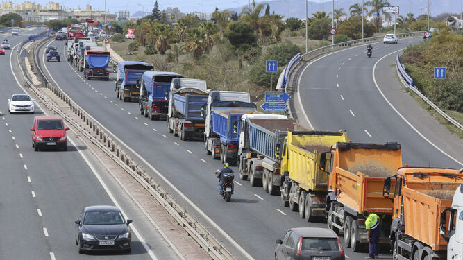 Caravana de transportistas protestando por el precio de los combustibles.