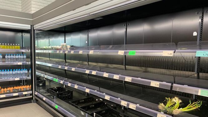 Estantes de productos frescos vacíos en un supermercado de Málaga.