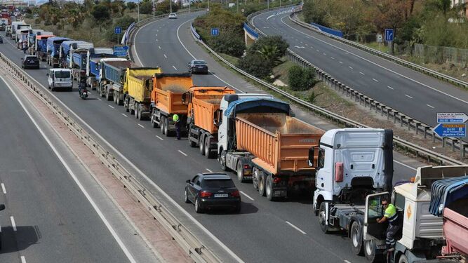 Una fila de camiones este jueves dificultando el tráfico en la autovía en Málaga.