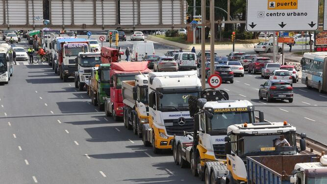 Caravana de camiones en Málaga.