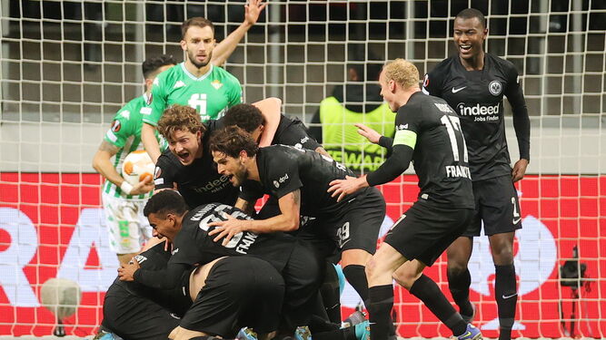 Los jugadores del Eintracht celebran su clasificación en octavos ante el Betis.