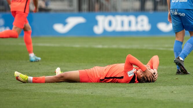 Kevin, en el suelo tras una ocasión fallada en el Málaga CF-Fuenlabrada.