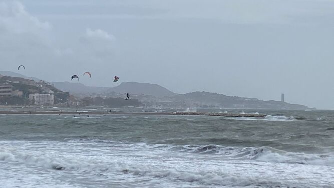 Kitesurfistas en una playa en Málaga.