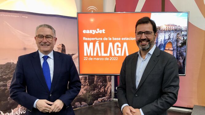 Manuel Muñoz, secretario general de Turismo de la Junta, y Javier Gándara, director general de Easyjet en el sur de Europa, este martes en Málaga