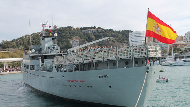 'Contramaestre Casado' maniobrando para atracar en el puerto con la legión en 2018.