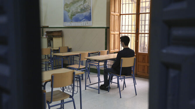 El adolescente en una clase de su instituto en Málaga.