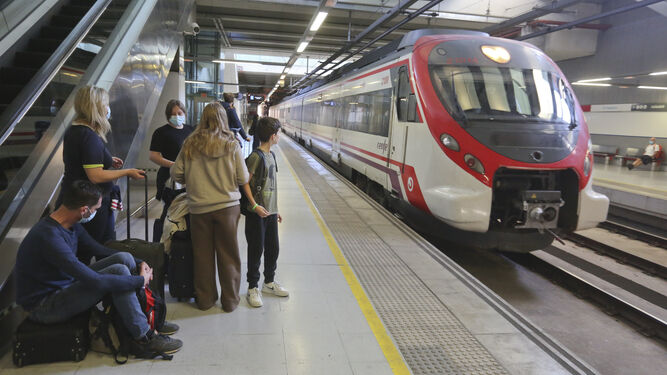 Pasajeros en la estación de Cercanías en Málaga.