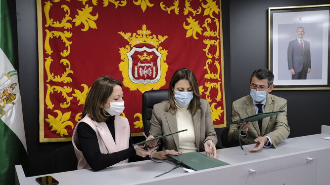 Firma del convenio entre el Ayuntamiento de Ronda y la Junta de Andalucía.