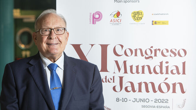 Julio Tapiador, delante del cartel anunciador del XI Congreso Mundial del Jamón.
