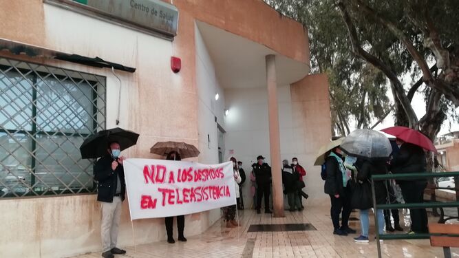 Pancarta desplegada ayer por trabajadores de Teleasistencia en Málaga.