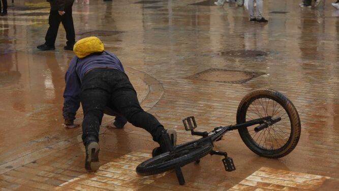 Una persona cae al resbalar con su bicicleta en Larios