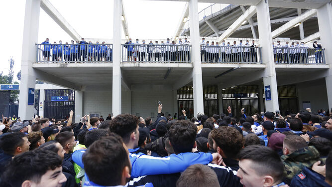 La afición del Málaga CF y el equipo, antes del partido de Las Palmas.