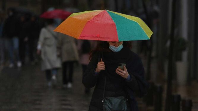 Mujer caminando por la calle durante las lluvias de la semana pasada en Málaga.