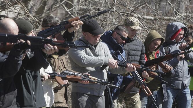 Ciudadanos asisten a un entrenamiento para aprender a usar las armas en el puerto de Odesa, en Ucrania