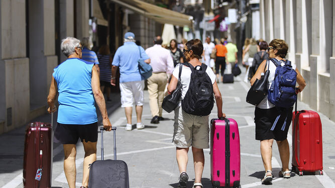 Varios turistas con sus maletas en Málaga.