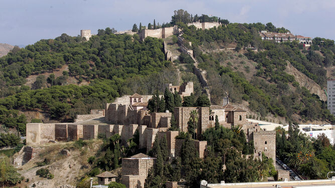 Vistas de Gibralfaro desde la Alcazaba de Málaga.