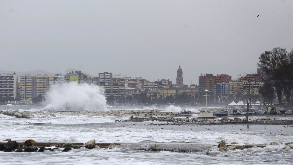 Las fotos de las olas que deja el temporal de levante en M&aacute;laga