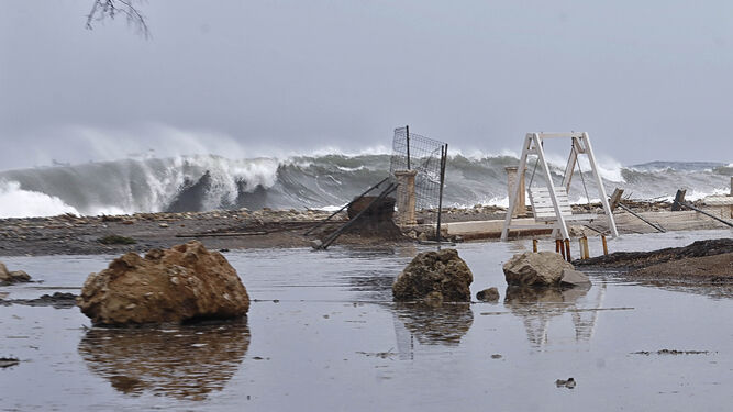 Las fotos de las olas que deja el temporal de levante en Málaga