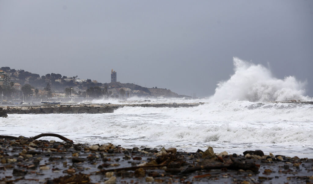 Las fotos de las olas que deja el temporal de levante en M&aacute;laga
