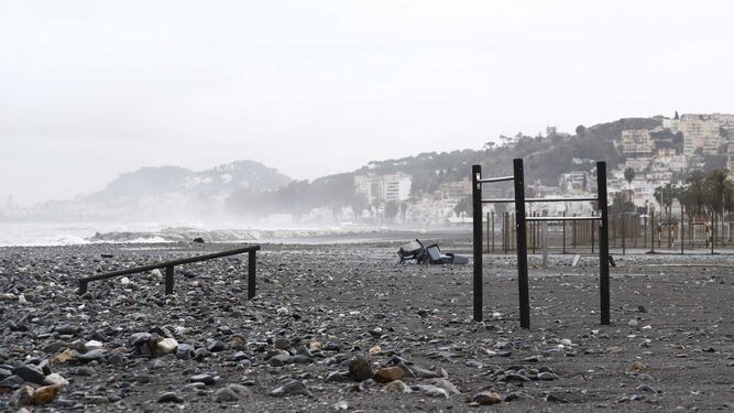 Efectos del temporal de levante en la playa de Pedregalejo.