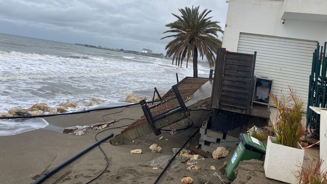 Imagen del chiringuito Tropicana en el paseo marítimo de la Malagueta tras el temporal.
