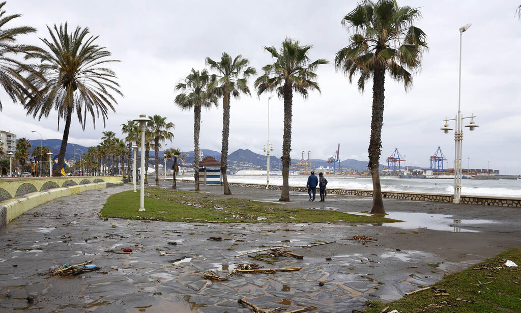 Las fotos de los efectos del temporal en las playas y paseos mar&iacute;timos de M&aacute;laga