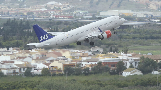 Un avión sale del aeropuerto de Málaga.