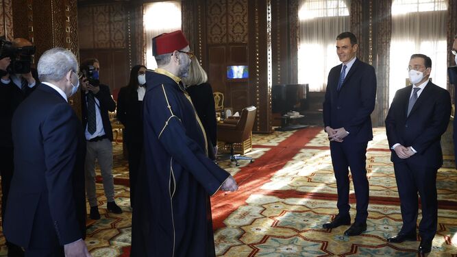 El presidente del Gobierno español, Pedro Sánchez (2-d), y el ministro de Asuntos Exteriores, José Manuel Albares (d), se reúnen con el rey Mohamed VI de Marruecos (c-i)
