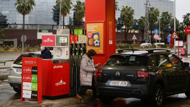 Una conductora echa gasolina en Sevilla capital.