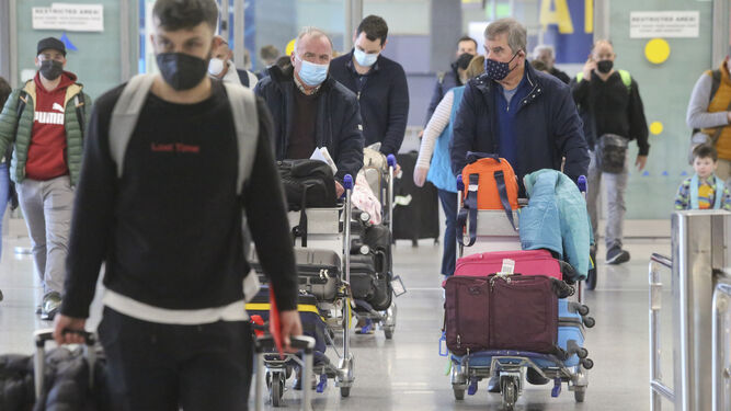 Varias personas en la terminal de llegadas del aeropuerto de Málaga.