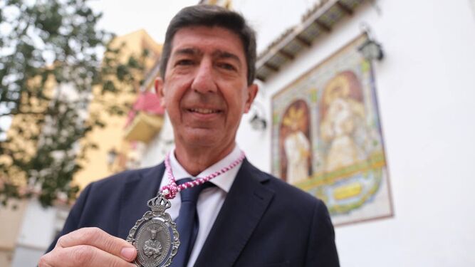 Juan Marín con la Medalla del Cautivo.