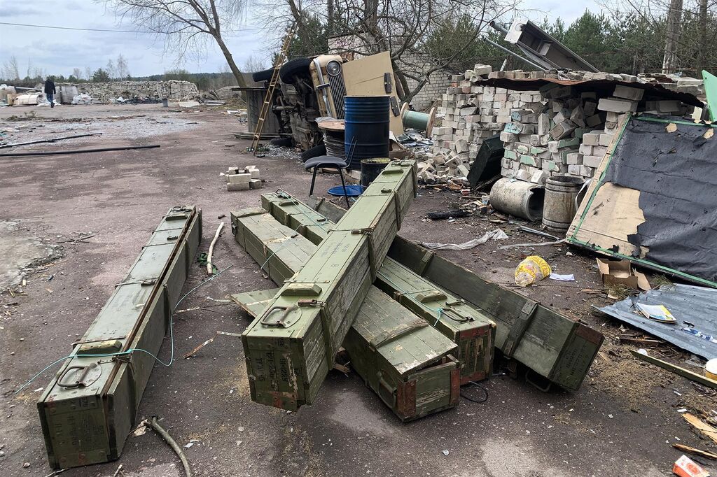 Restos de material militar en la localidad ucraniana de Chernigov.