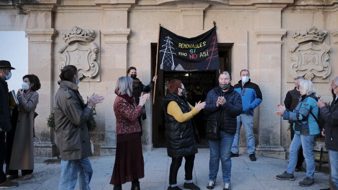 Protesta de afectados a las puertas del Ayuntamiento de Ronda.