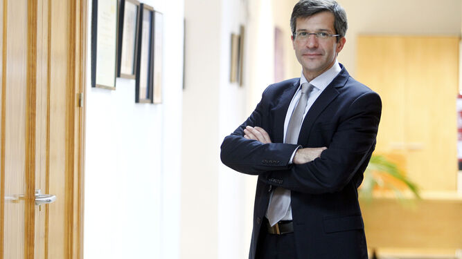 El doctor Miguel Ángel Calleja es farmacéutico hospitalario en el Hospital Virgen Macarena y ex presidente de la Sociedad Española de Farmacia Hospitalaria.