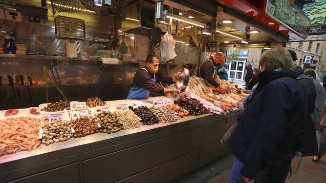 Varias personas a finales de marzo en el mercado central de Atarazanas en Málaga