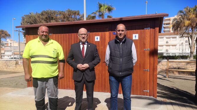 El concejal de Playas, Jesús Pérez Atencia y el de Medio Ambiente, Antonio Ariza y un empleado municipal junto al puesto de socorro
