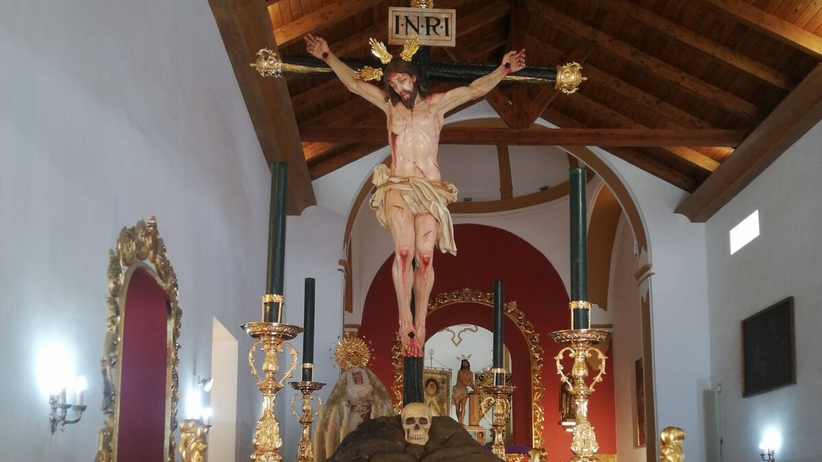 The throne of the Santísimo Cristo de la Veracruz processions for the first time in Marbella.