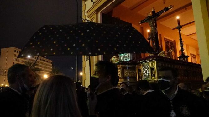 Público protegido con paraguas a la espera de la salida del Cristo de la Expiración.