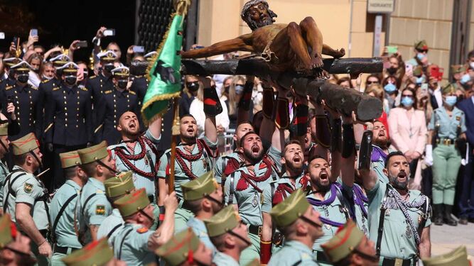 Los legionarios portan el Cristo de Mena, entonando el himno del 'Novio de la Muerte'.
